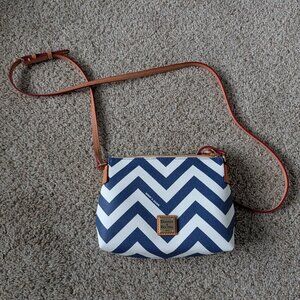 EUC white/navy zigzag Dooney & Bourke Crossbody Pouchette